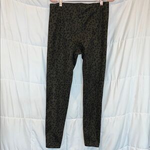 Wonderly Women’s Green Cheetah Microfiber Skinny Pants size medium